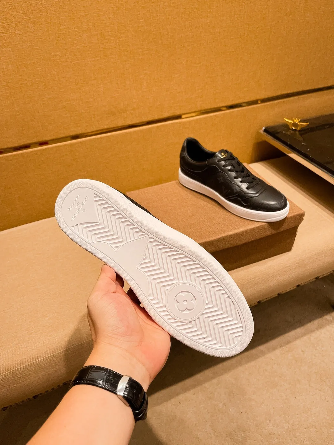 Men's shoes💰 400💰[LV]🔥Louis Vuitton, high-end men's shoes brand, official website 1:1 latest masterpiece: the upper is made of Italian imported first-layer cowhide with a comfortable and breathable lining➕original non-slip and wear-resistant outsole🔥, making walking more convenient and comfortable! An exclusive new model, a stunning work, a beautiful 1:1 replica [color] compared to the official quality! Create a fashionable personality to set off your uniqueness! A must-have for trendy men! Classic🔥Size: 38-44 Color: 🔥Multiple colors available🔥